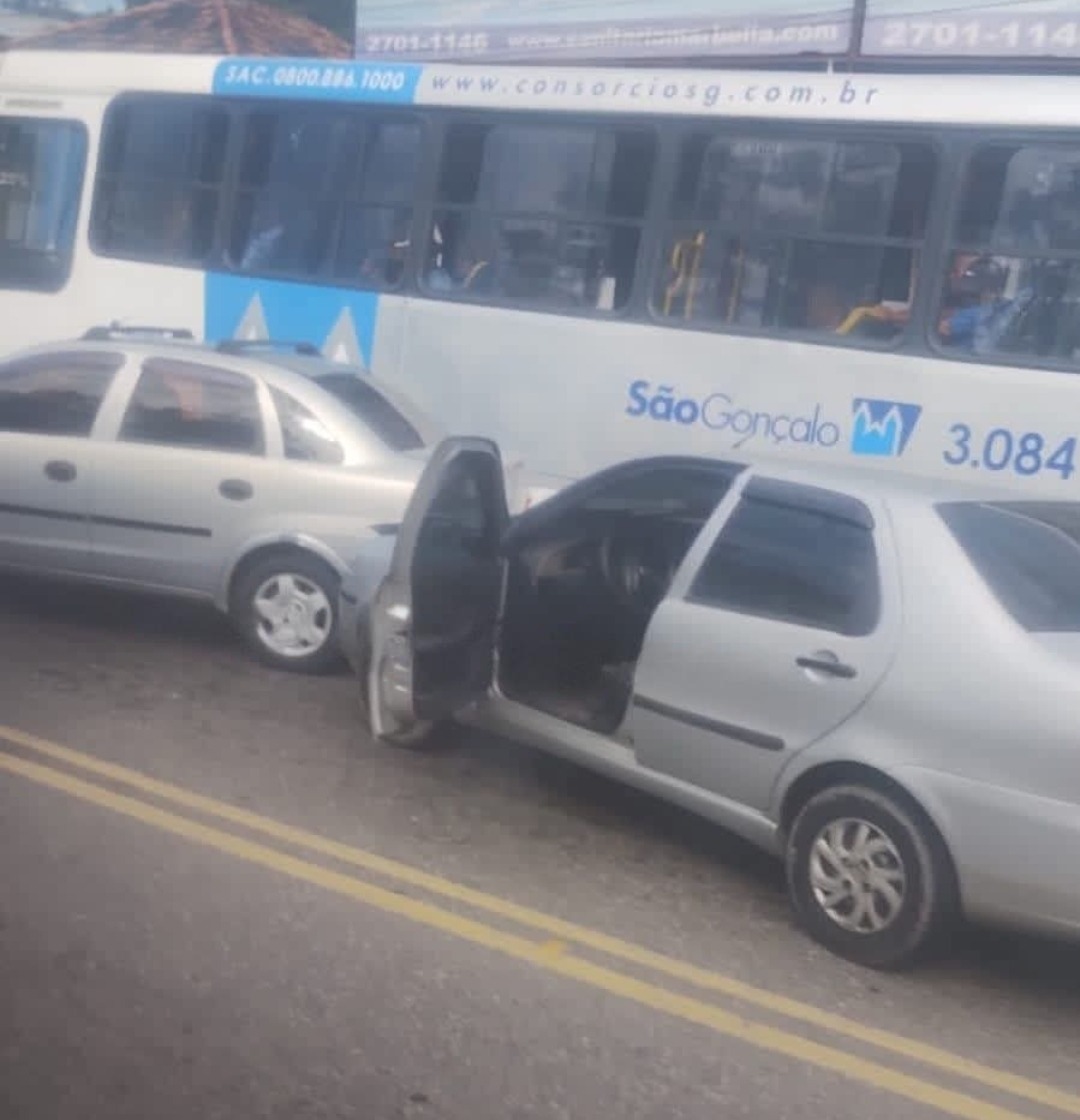 Engavetamento com três carros complica trânsito em Alcântara, São Gonçalo
