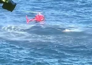 Mulher é resgatada por helicóptero após cair de pedra na Praia de Itacoatiara, em Niterói, no Rio 
