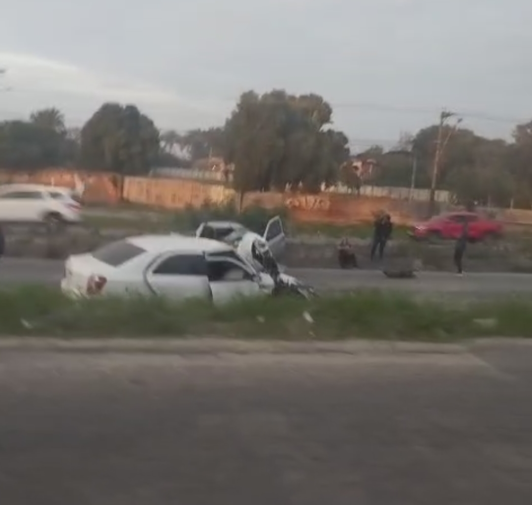 Grave colisão na RJ‑104 deixa pista totalmente bloqueada, em São Gonçalo