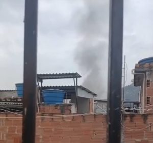 Incêndio causado por curto-circuito destrói casa em Ramos; crianças escapam com ajuda de vizinho