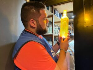 Operação Salus: Governo do Rio descarta chope vencido e apreende tequila com impurezas em Copacabana