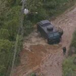 Carro blindado da PM atola em operação no Complexo do Castelar, em Belford Roxo