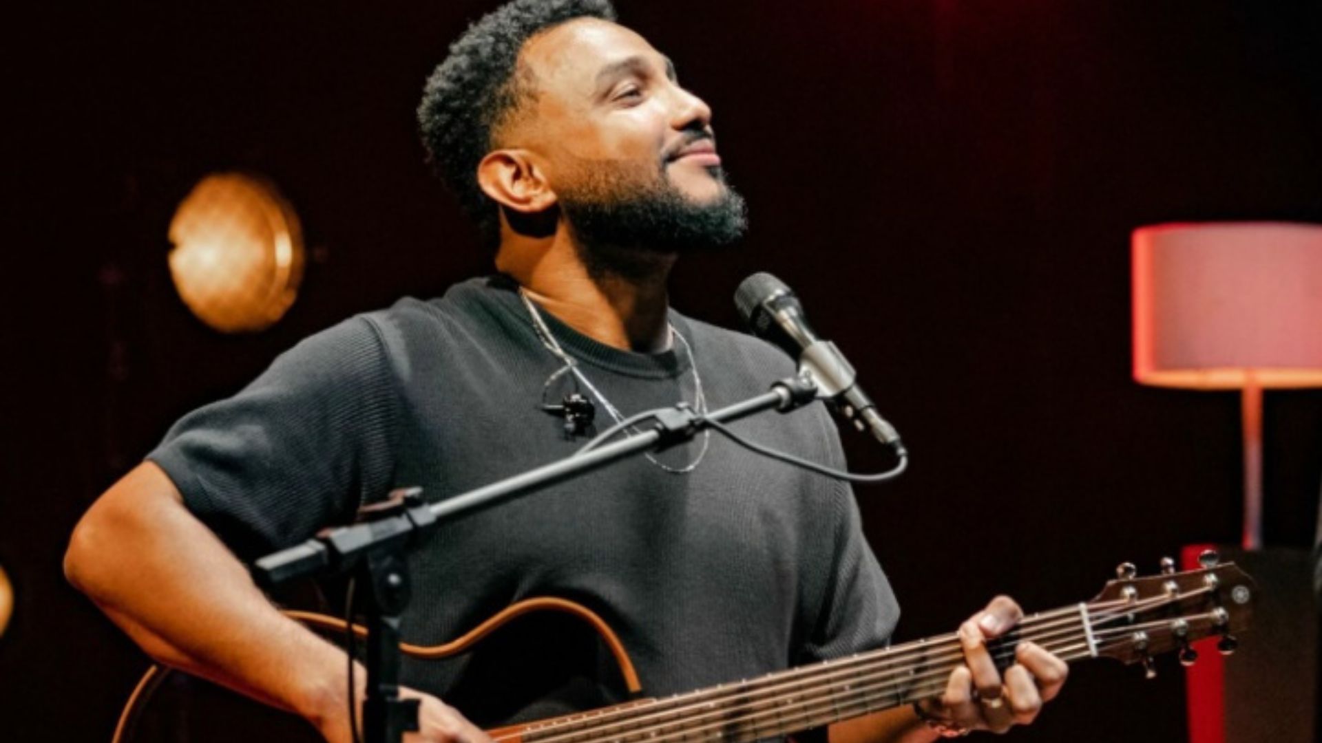 Eli Soares vence o Grammy Latino 2024 com “Memóri4s (Ao Vivo)” e conquista terceiro prêmio consecutivo