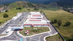 Menino é transferido em estado delicado após se afogar em piscina de residência em Maricá