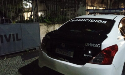 Cena de crime em Niterói após homem ser morto esfaqueado dentro de casa.