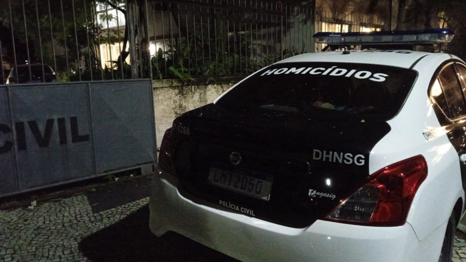 Cena de crime em Niterói após homem ser morto esfaqueado dentro de casa.