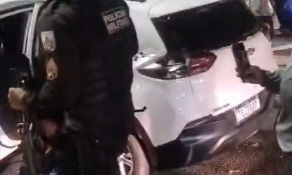 Carro metralhado na Estrada dos Bandeirantes, Taquara, Rio; um homem morreu