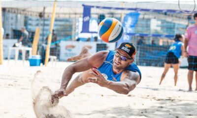 Jogadores participam do Circuito BlueMan de vôlei de praia na Praia de Icaraí em Niterói.