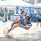 Jogadores participam do Circuito BlueMan de vôlei de praia na Praia de Icaraí em Niterói.