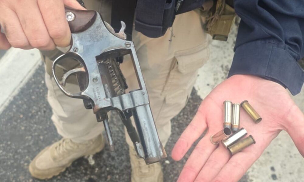 Arma apreendida pela PRF após homicídio em Maricá cometido por policial militar reformado.