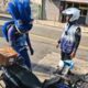 Motociclista fantasiado de Sonic é abordado por agentes em Niterói durante patrulhamento no bairro Fonseca. Nada de ilegal foi encontrado.