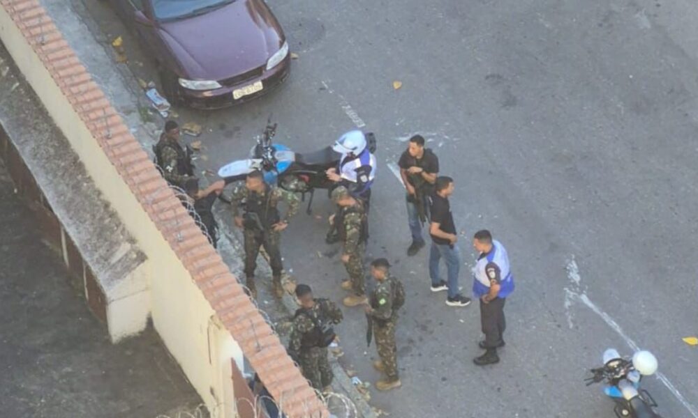 Agentes do Segurança Presente e militares durante prisão após roubo a estudante no Maracanã