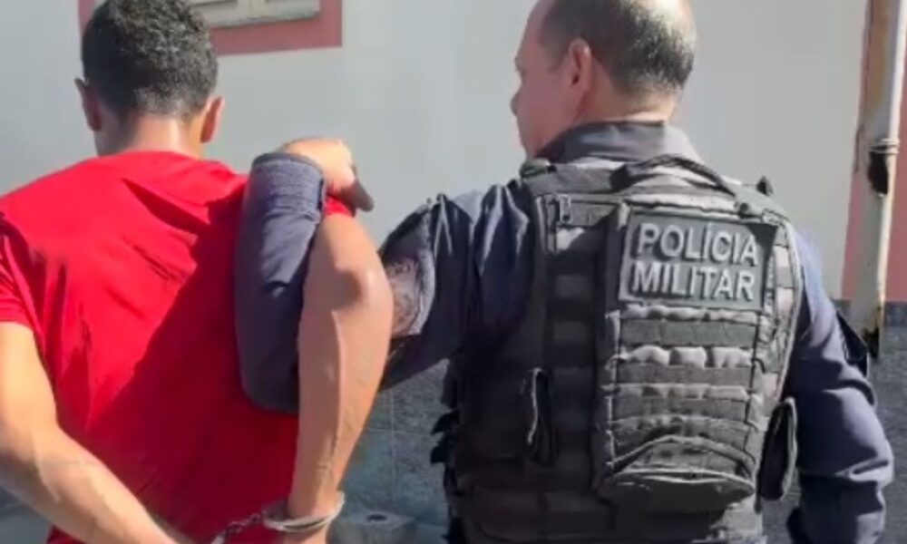 Maconha apreendida e motocicleta em operação policial na Via Lagos