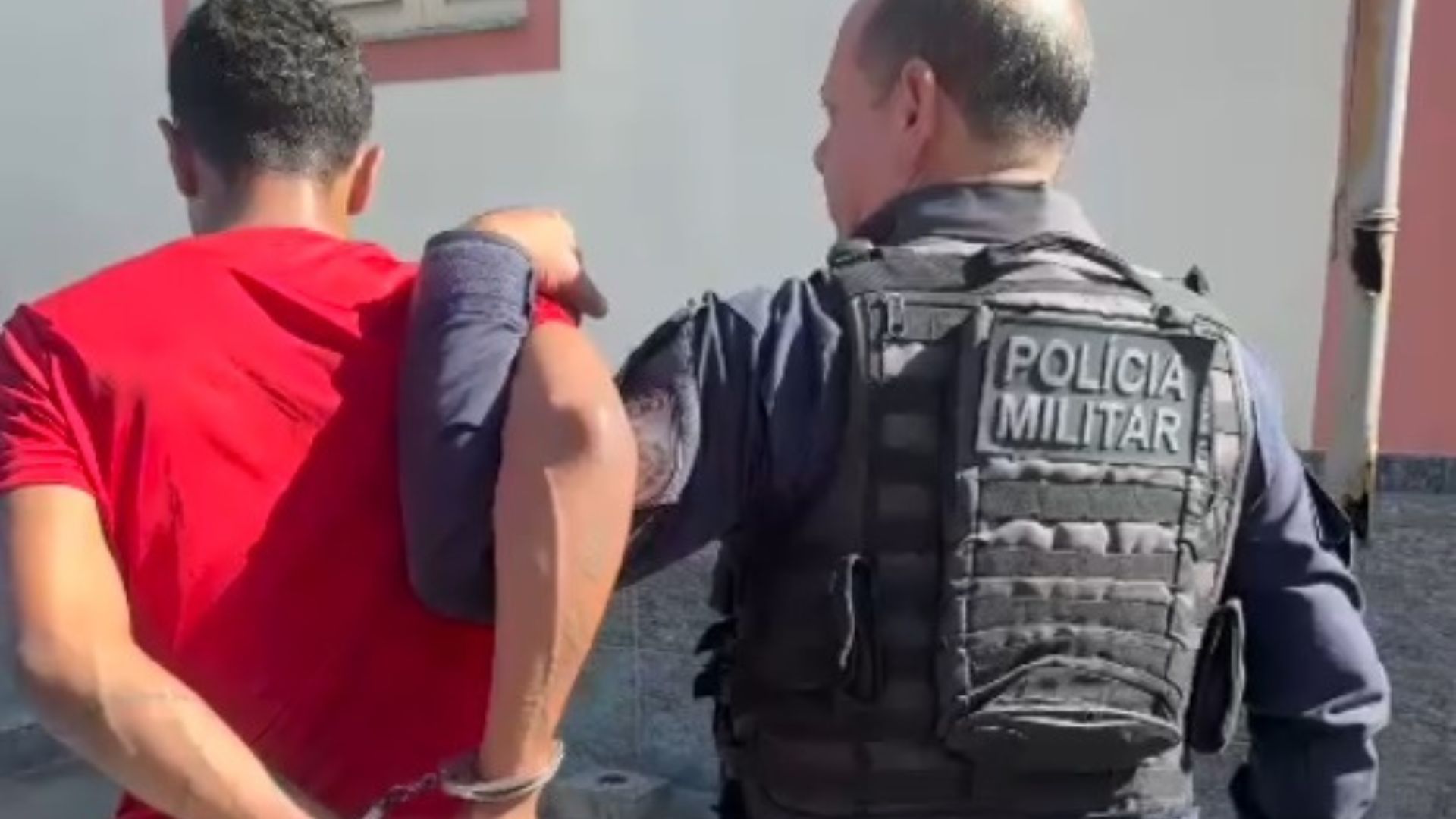 Maconha apreendida e motocicleta em operação policial na Via Lagos