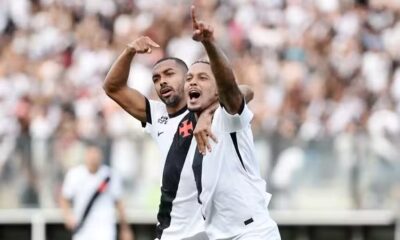 Jogadores do Vasco comemoram gol contra o Grêmio em São Januário.