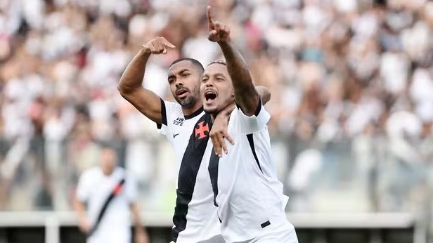 Jogadores do Vasco comemoram gol contra o Grêmio em São Januário.