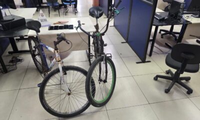 Objetos apreendidos pela polícia em ocorrência de roubo em Maricá