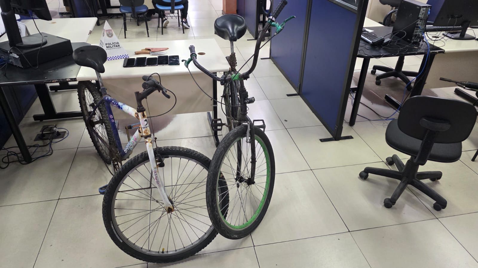 Objetos apreendidos pela polícia em ocorrência de roubo em Maricá