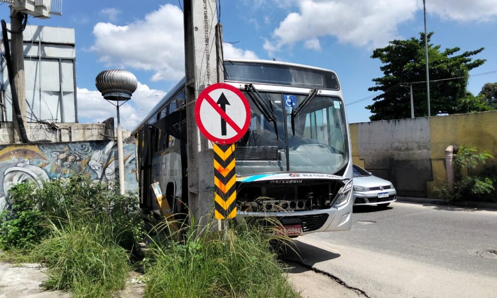 Ônibus após acidente com poste em São Gonçalo