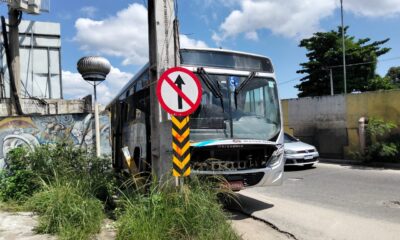 Ônibus após acidente com poste em São Gonçalo