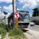 Ônibus após acidente com poste em São Gonçalo