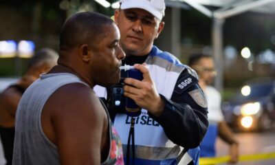 Operação Lei Seca RJ realiza blitz para combater direção sob efeito de álcool.