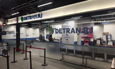 Usuários aguardam atendimento em unidade do Detran-RJ após sistema ficar fora do ar.