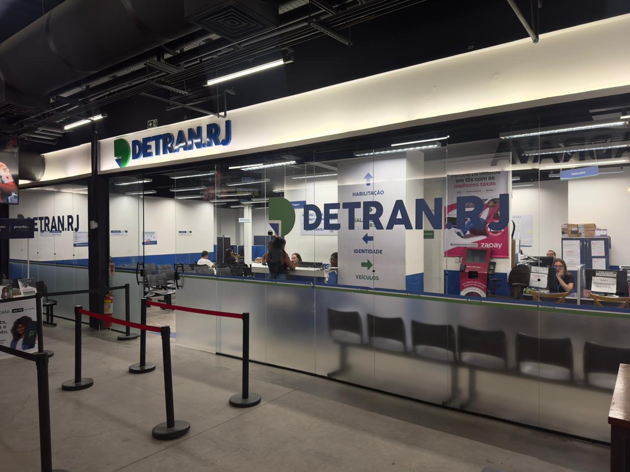 Usuários aguardam atendimento em unidade do Detran-RJ após sistema ficar fora do ar.