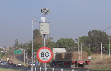 Radar de velocidade instalado em rodovia estadual do Rio de Janeiro para controle de tráfego