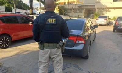 PRF aborda carro clonado na Dutra e identifica veículo com registro de furto