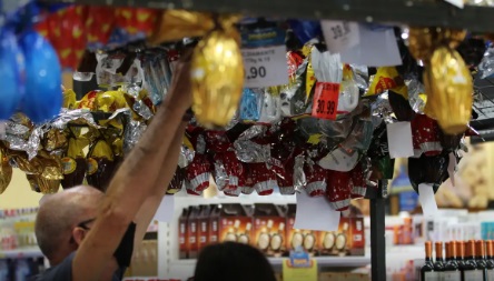 Preços da Páscoa 2026 apresentam grande variação entre lojas no RJ.