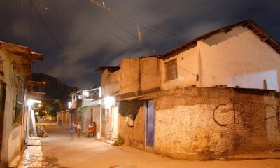 Agentes da 78ª DP conduzem suspeitos de manter casal em cárcere e agredir vítimas no Centro de Niterói