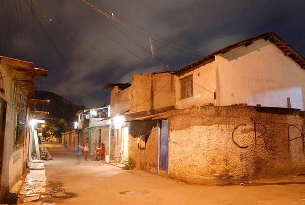 Agentes da 78ª DP conduzem suspeitos de manter casal em cárcere e agredir vítimas no Centro de Niterói