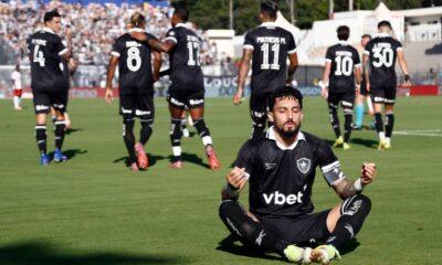 Botafogo comemora vitória por 2 a 1 sobre o Bragantino pelo Campeonato Brasileiro