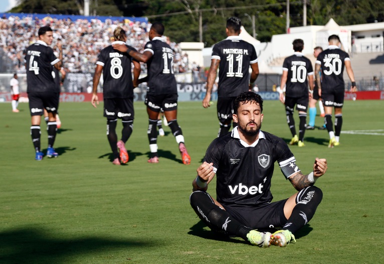 Botafogo comemora vitória por 2 a 1 sobre o Bragantino pelo Campeonato Brasileiro
