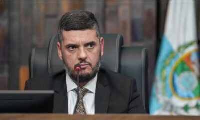 Polícia Federal durante operação que prendeu Rodrigo Bacellar em Teresópolis.