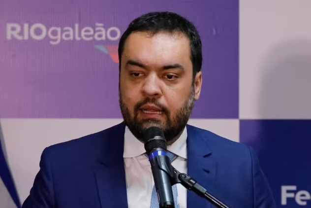 Cláudio Castro anuncia renúncia ao governo do Rio de Janeiro.