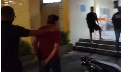 Viatura da Polícia Civil próxima à 27ª Delegacia de Polícia em Vicente de Carvalho após prisão por stalking.