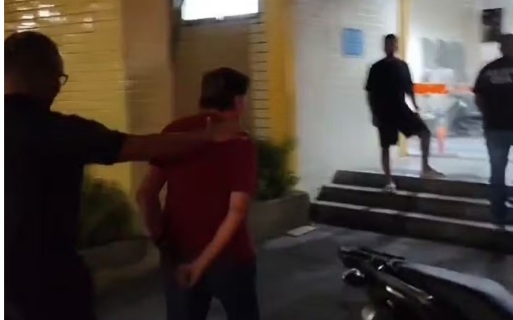 Viatura da Polícia Civil próxima à 27ª Delegacia de Polícia em Vicente de Carvalho após prisão por stalking.