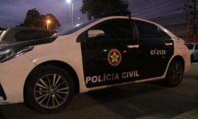 Viatura da Polícia Civil do Rio de Janeiro durante operação de captura de militar na Barra da Tijuca.