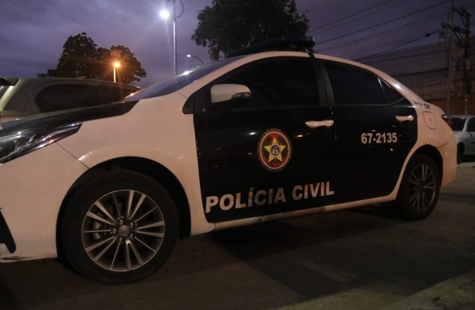 Viatura da Polícia Civil do Rio de Janeiro durante operação de captura de militar na Barra da Tijuca.