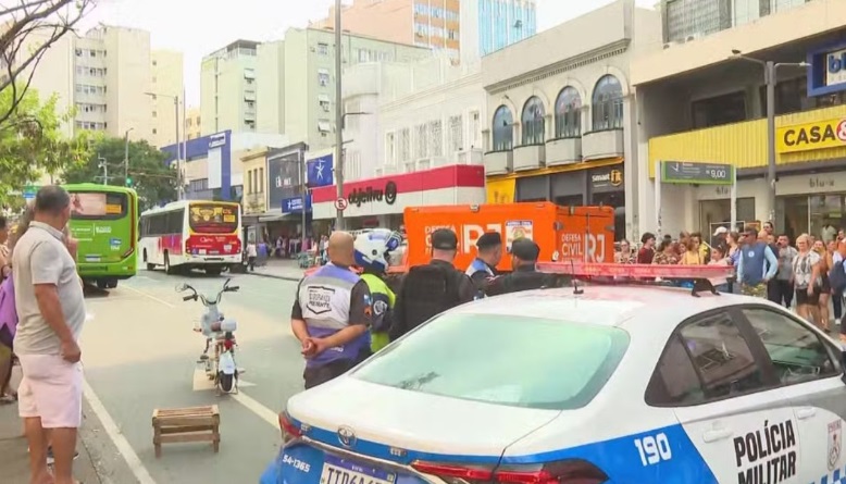 Acidente na Tijuca com ônibus e bicicleta elétrica deixa mãe e filho mortos na Zona Norte do Rio.