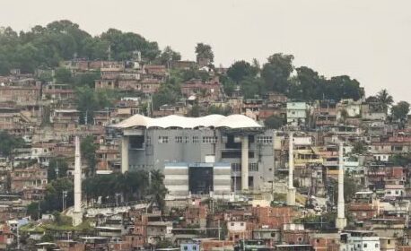 Traficante baleado é levado a hospital por equipe da Águas do Rio na Mangueira