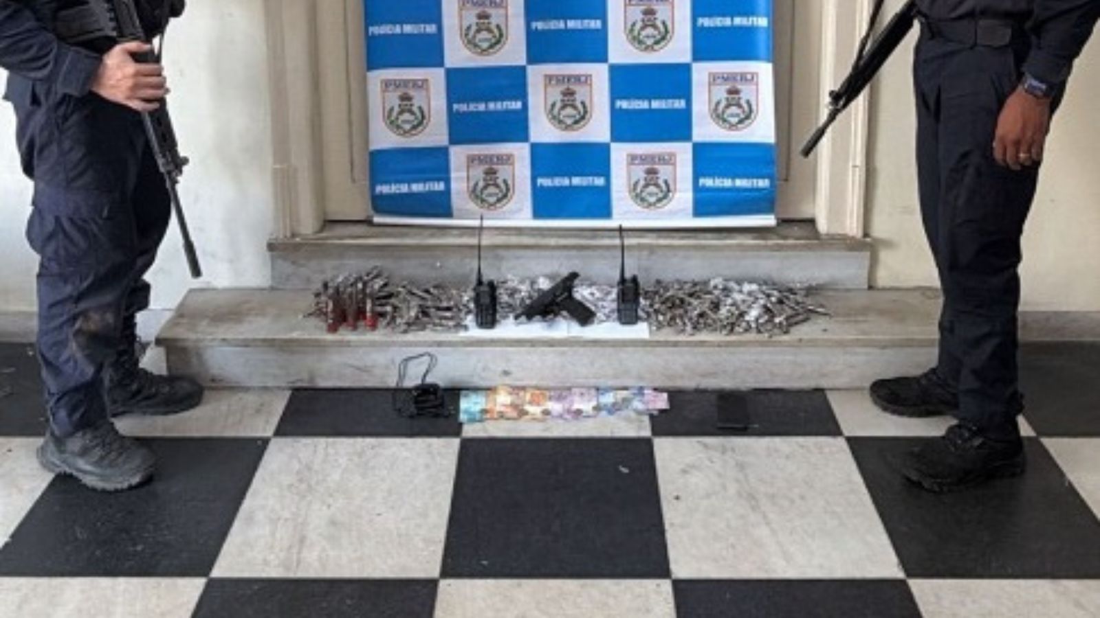 drogas apreendidas na Chácara em Niterói durante ação da Polícia Militar