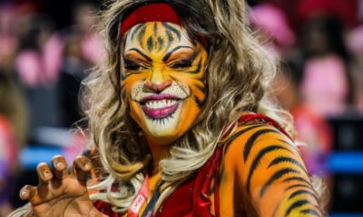 Mestre Pablo Porto da Pedra comandando a bateria Ritmo Feroz na Marquês de Sapucaí