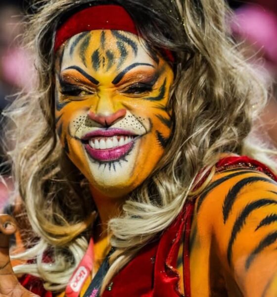 Mestre Pablo Porto da Pedra comandando a bateria Ritmo Feroz na Marquês de Sapucaí