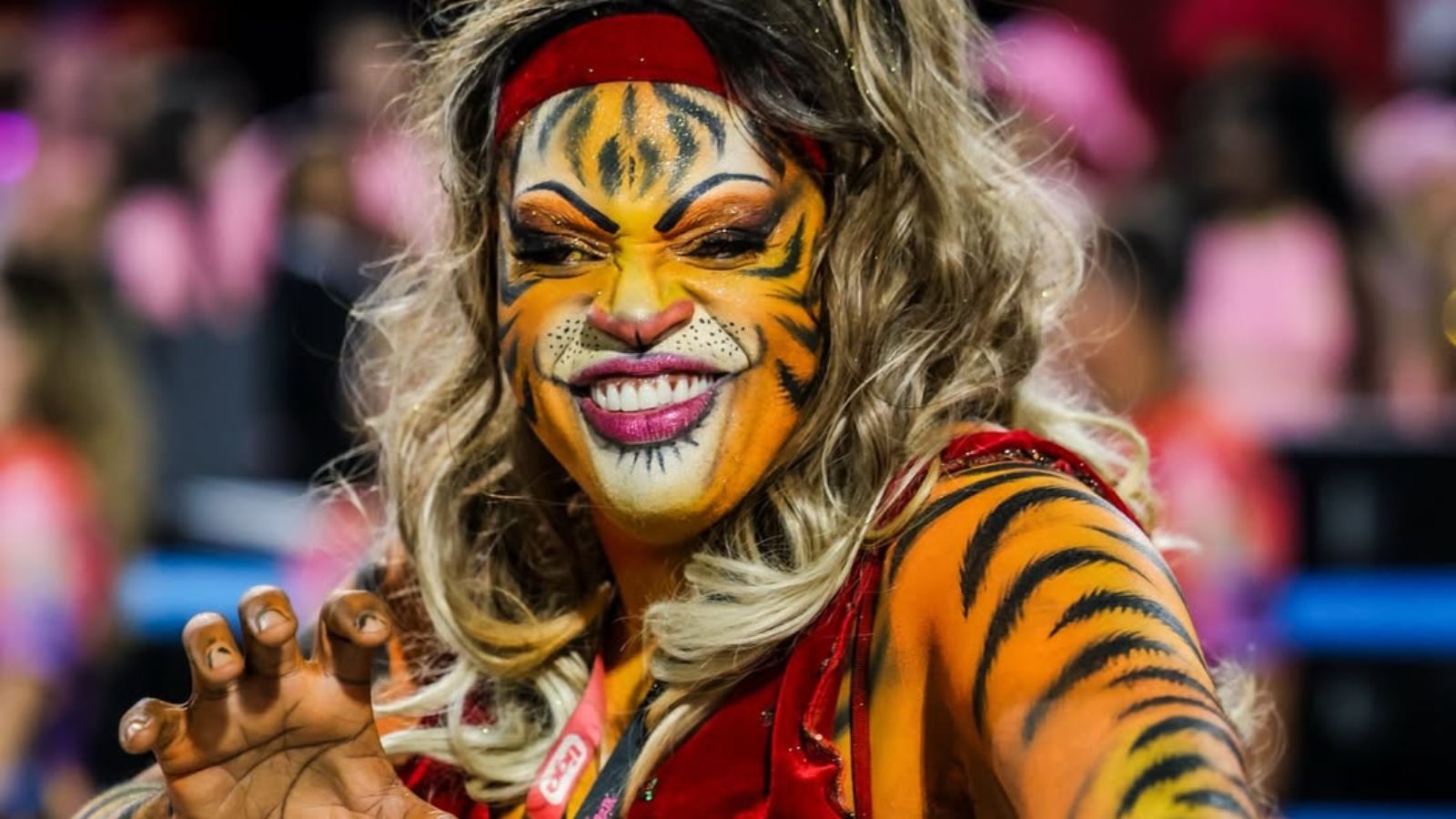 Mestre Pablo Porto da Pedra comandando a bateria Ritmo Feroz na Marquês de Sapucaí