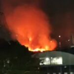 Incêndio gigante em ilha de São Gonçalo é visto a quilômetros