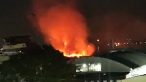 Incêndio gigante em ilha de São Gonçalo é visto a quilômetros