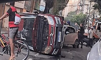 Carro tombado após acidente em rua do Centro de Niterói
